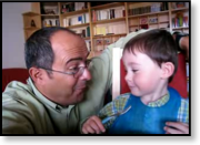 Loulou mange avec papa